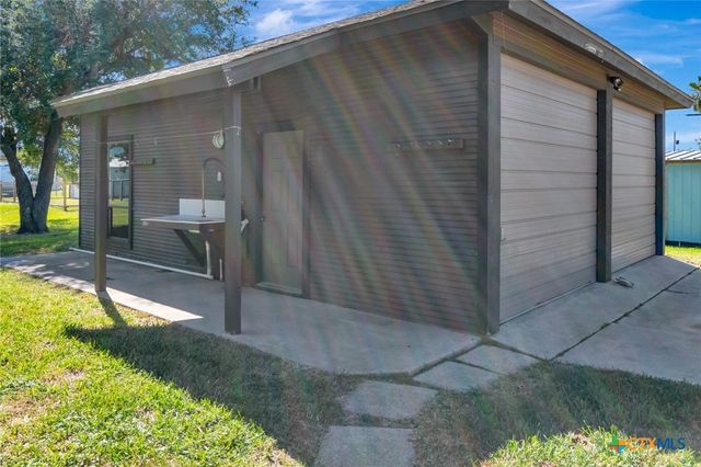 106 E Adams Avenue, Port O'connor, TX 77982