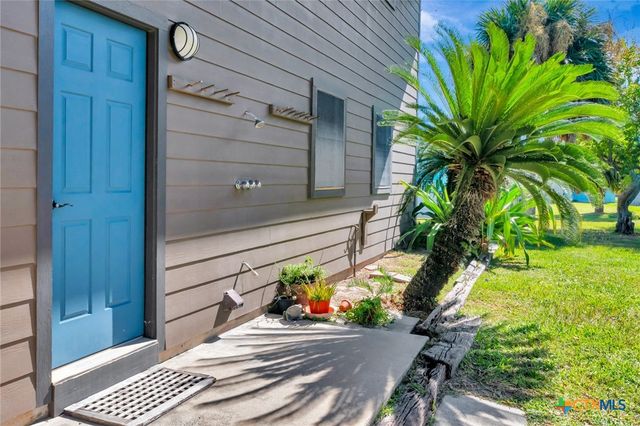 106 E Adams Avenue, Port O'connor, TX 77982