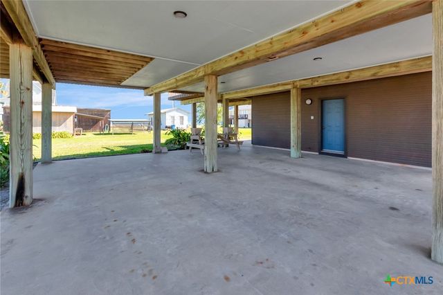 106 E Adams Avenue, Port O'connor, TX 77982