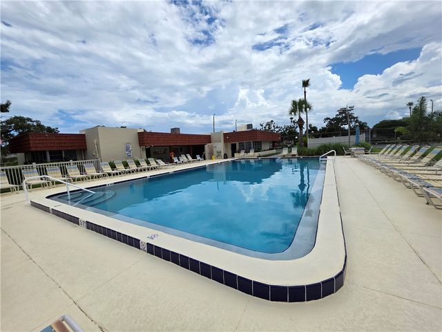 33 Pine Arbor Lane 105, Vero Beach, FL 32962