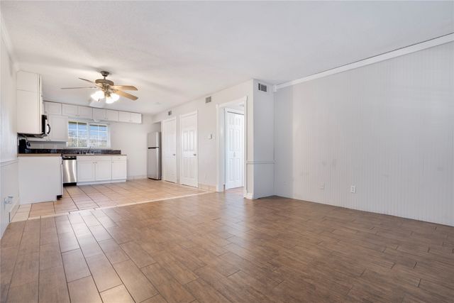 1207 W Wall Street 4, Grapevine, TX 76051