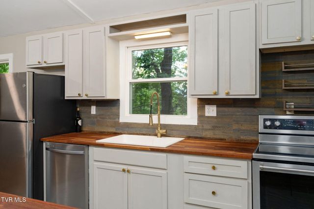 114 Whisperwood Lane, Johnson City, TN 37601