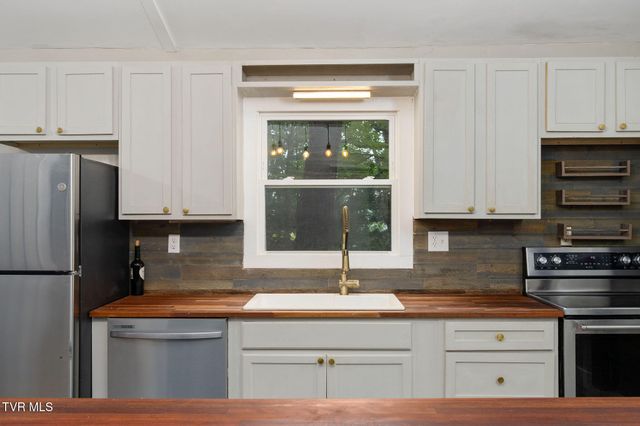 114 Whisperwood Lane, Johnson City, TN 37601