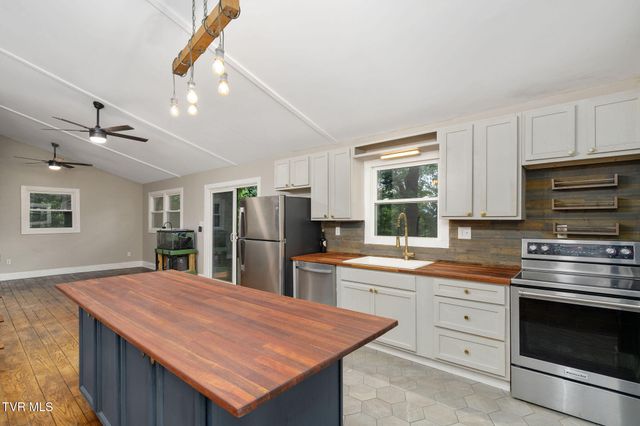 114 Whisperwood Lane, Johnson City, TN 37601