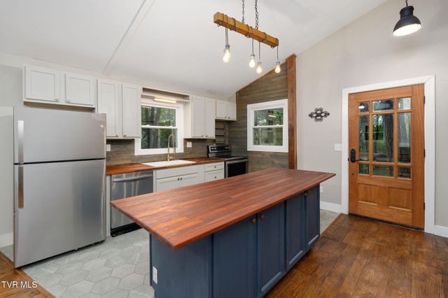 114 Whisperwood Lane, Johnson City, TN 37601