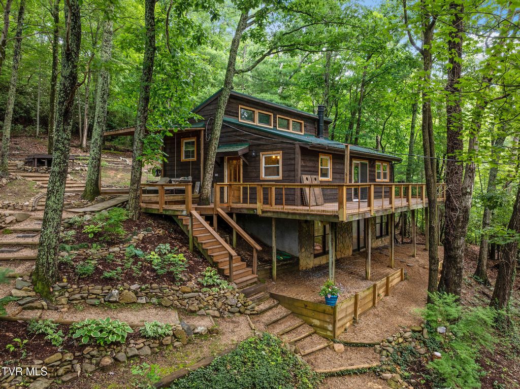 114 Whisperwood Lane, Johnson City, TN 37601