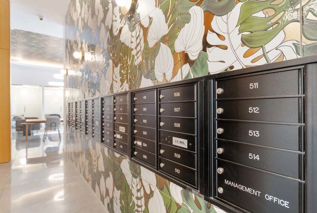 948 W Sunnyside Avenue 404, Chicago, IL 60640