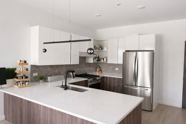 948 W Sunnyside Avenue 404, Chicago, IL 60640