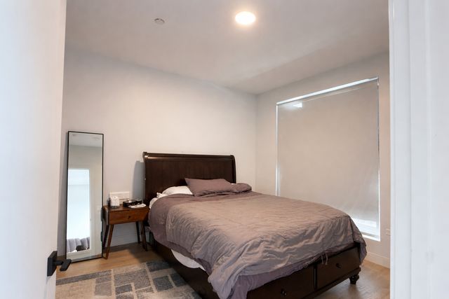 948 W Sunnyside Avenue 404, Chicago, IL 60640