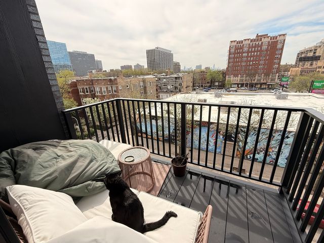 948 W Sunnyside Avenue 404, Chicago, IL 60640