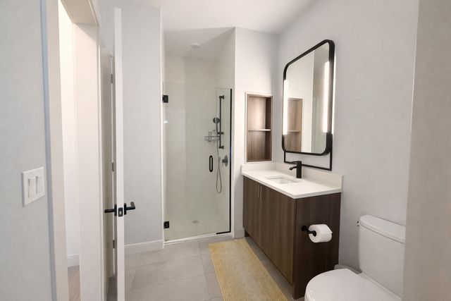 948 W Sunnyside Avenue 404, Chicago, IL 60640