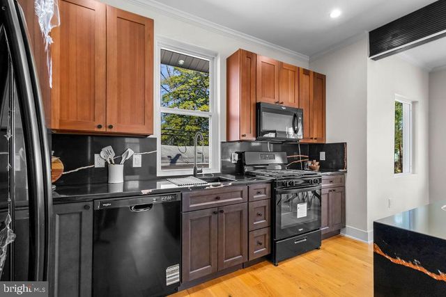 713 CROISSANT PL SE, Washington, DC 20019