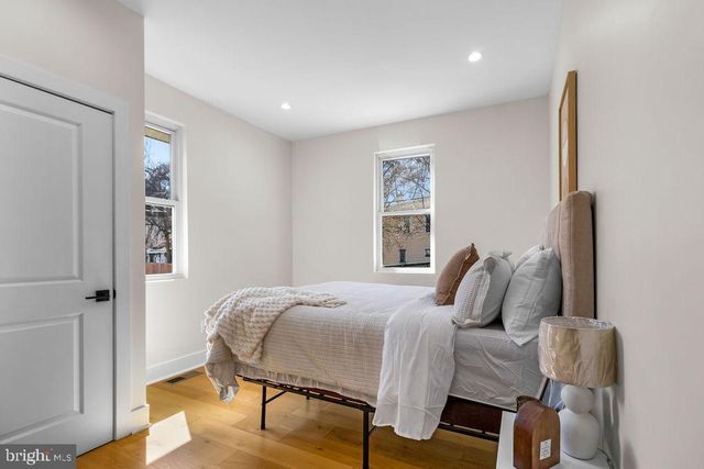 713 CROISSANT PL SE, Washington, DC 20019