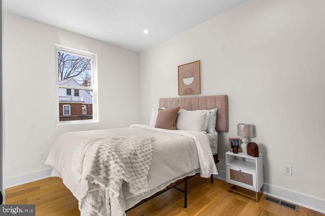 713 CROISSANT PL SE, Washington, DC 20019