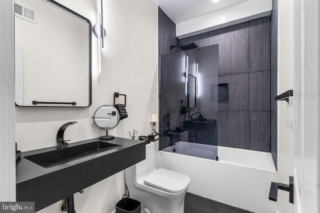 713 CROISSANT PL SE, Washington, DC 20019