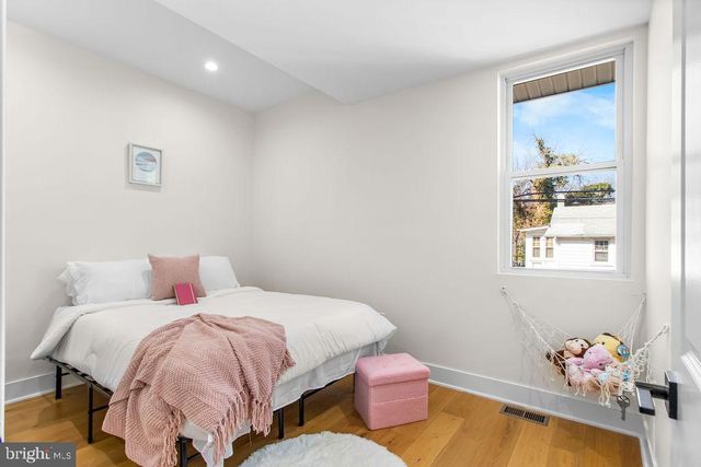 713 CROISSANT PL SE, Washington, DC 20019