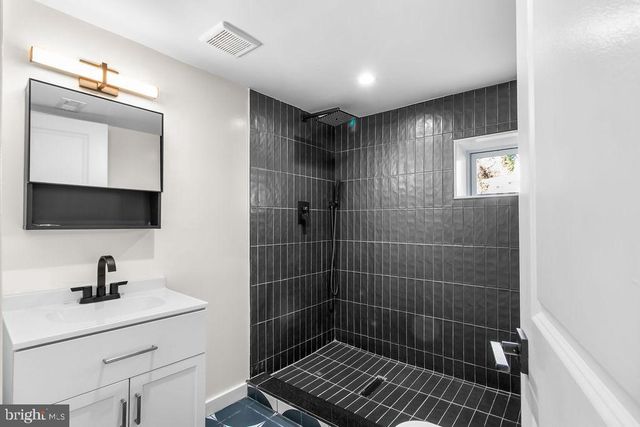 713 CROISSANT PL SE, Washington, DC 20019