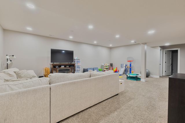 1046 DEVERON Drive, Council Bluffs, IA 51503