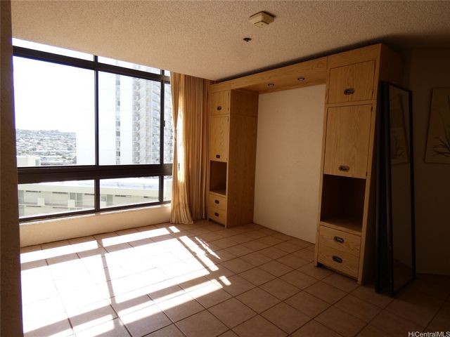 300 Wai Nani Way II1617, Honolulu, HI 96815