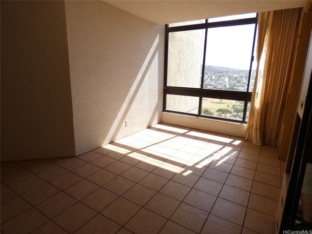 300 Wai Nani Way II1617, Honolulu, HI 96815