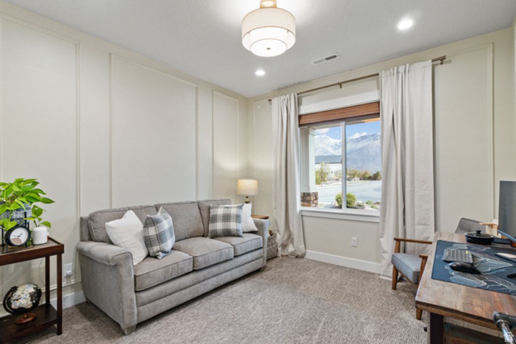 Image 14 of property listing at 12057 N SALTAIRE DR, Highland, UT 84003