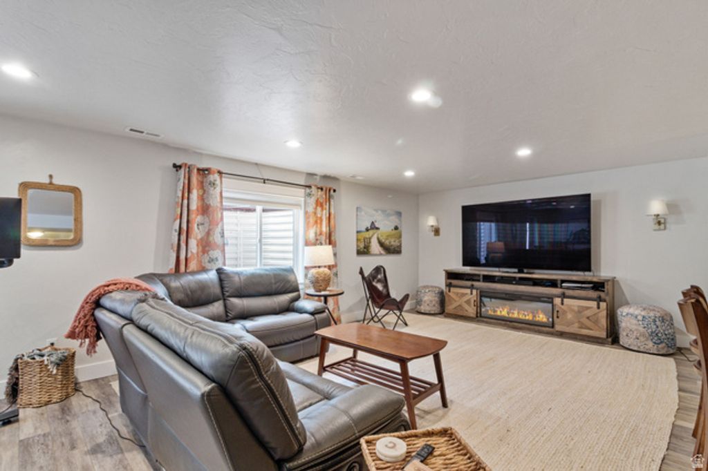 Image 21 of property listing at 12057 N SALTAIRE DR, Highland, UT 84003