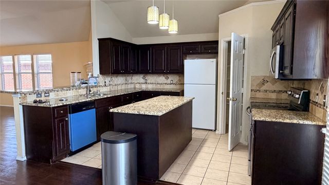 2013 Kingsbrook Trail, Fort Worth, TX 76120