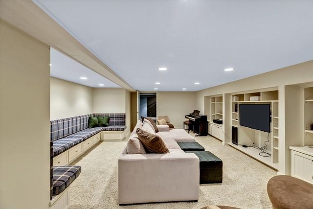 100 The Paddock Cir, Mashpee, MA 02649