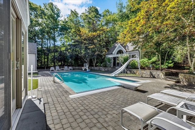 100 The Paddock Cir, Mashpee, MA 02649