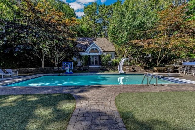 100 The Paddock Cir, Mashpee, MA 02649