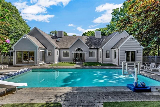 100 The Paddock Cir, Mashpee, MA 02649