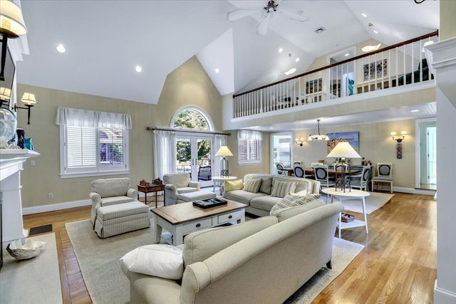 100 The Paddock Cir, Mashpee, MA 02649