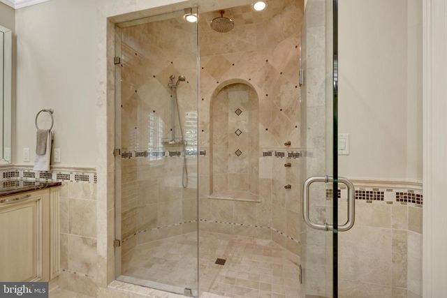 1239 DALEVIEW DR, Mclean, VA 22102