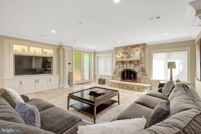 1239 DALEVIEW DR, Mclean, VA 22102