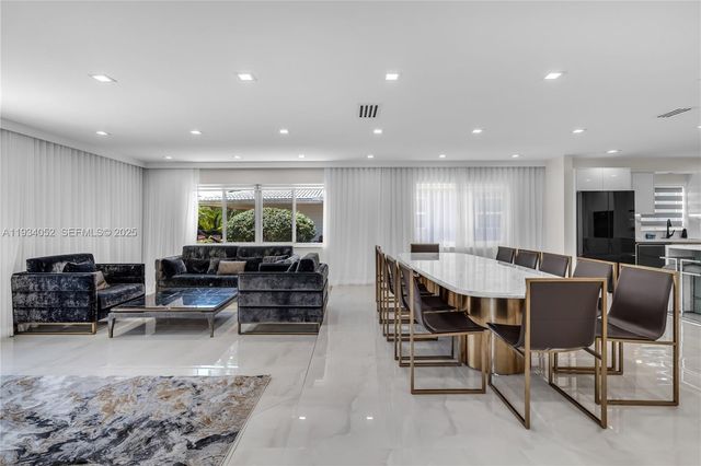 1045 Hollywood Blvd, Hollywood, FL 33019