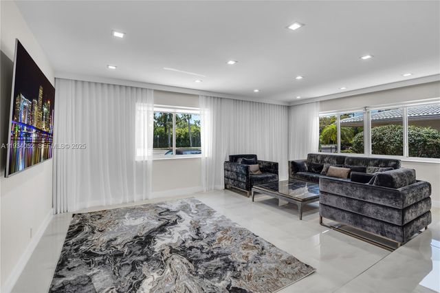 1045 Hollywood Blvd, Hollywood, FL 33019