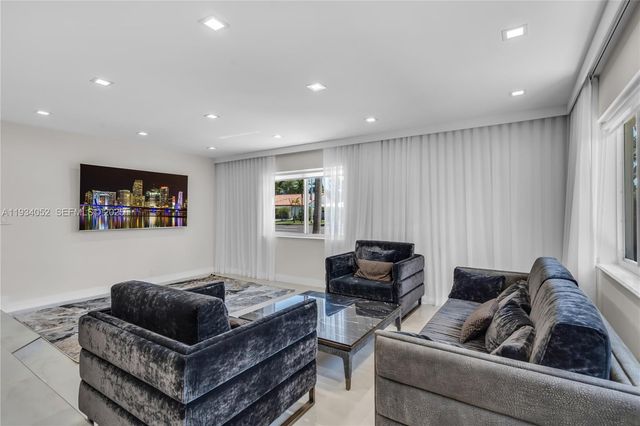 1045 Hollywood Blvd, Hollywood, FL 33019