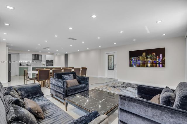 1045 Hollywood Blvd, Hollywood, FL 33019