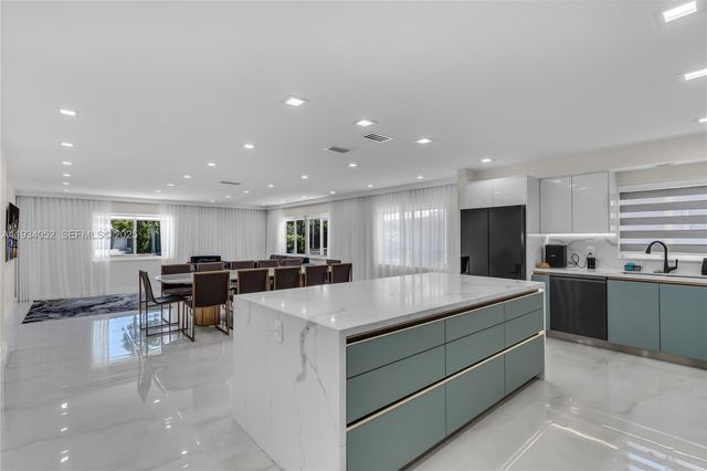 1045 Hollywood Blvd, Hollywood, FL 33019