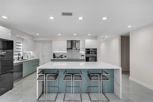 1045 Hollywood Blvd, Hollywood, FL 33019