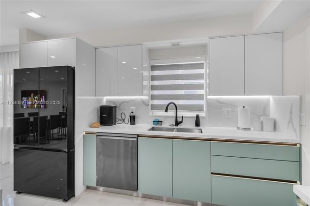 1045 Hollywood Blvd, Hollywood, FL 33019