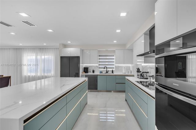 1045 Hollywood Blvd, Hollywood, FL 33019