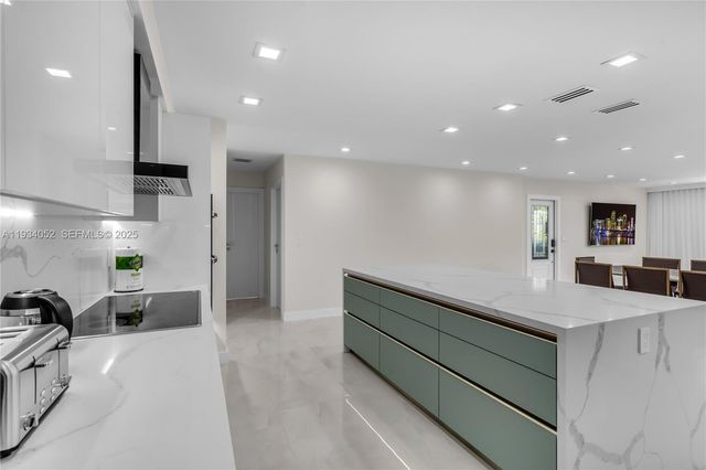 1045 Hollywood Blvd, Hollywood, FL 33019