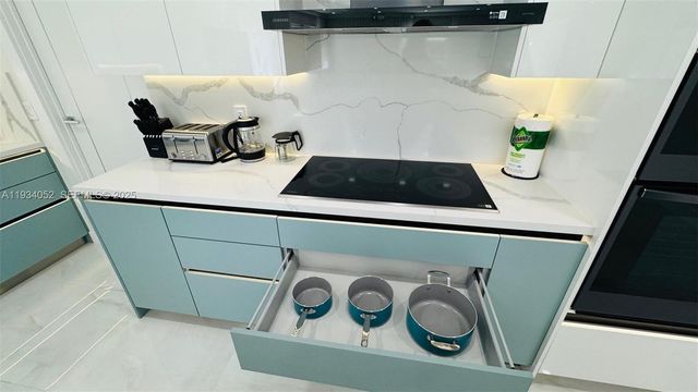 1045 Hollywood Blvd, Hollywood, FL 33019