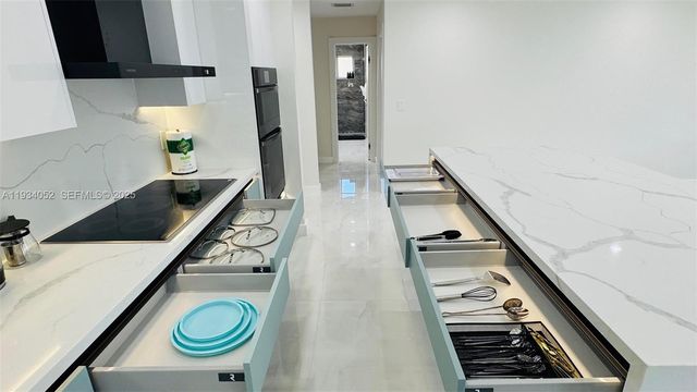 1045 Hollywood Blvd, Hollywood, FL 33019