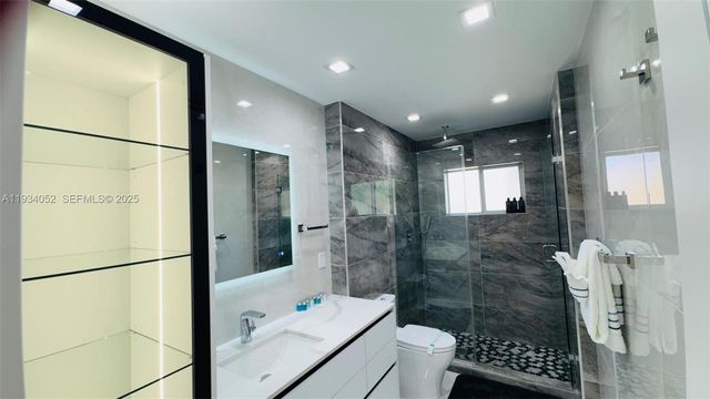 1045 Hollywood Blvd, Hollywood, FL 33019