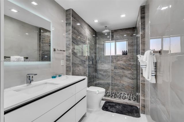 1045 Hollywood Blvd, Hollywood, FL 33019