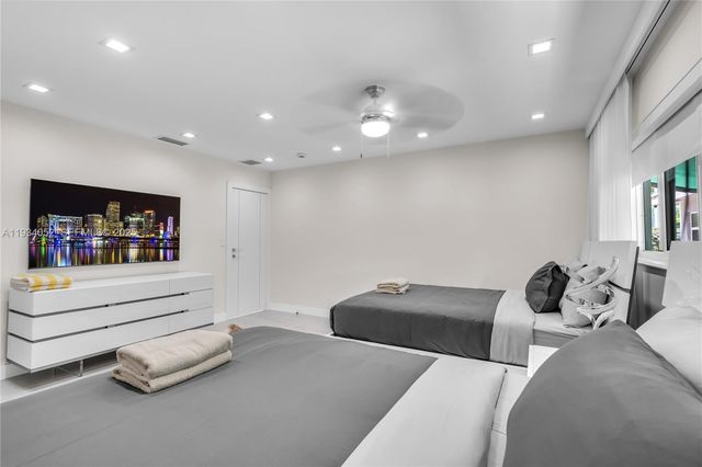 1045 Hollywood Blvd, Hollywood, FL 33019