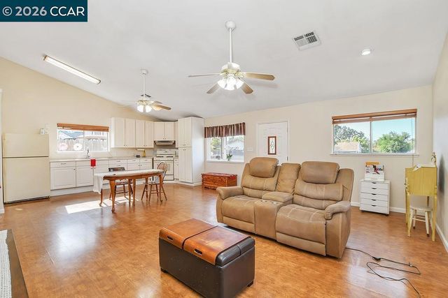 140 Raye Ave, Oakley, CA 94561