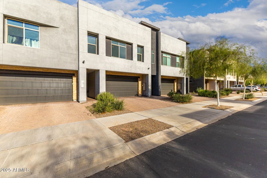 1970 W DESERT HOLLOW Drive, Phoenix, AZ 85085 — photo 2